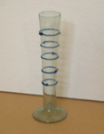 Stangenglas mit blauer Fadenauflage